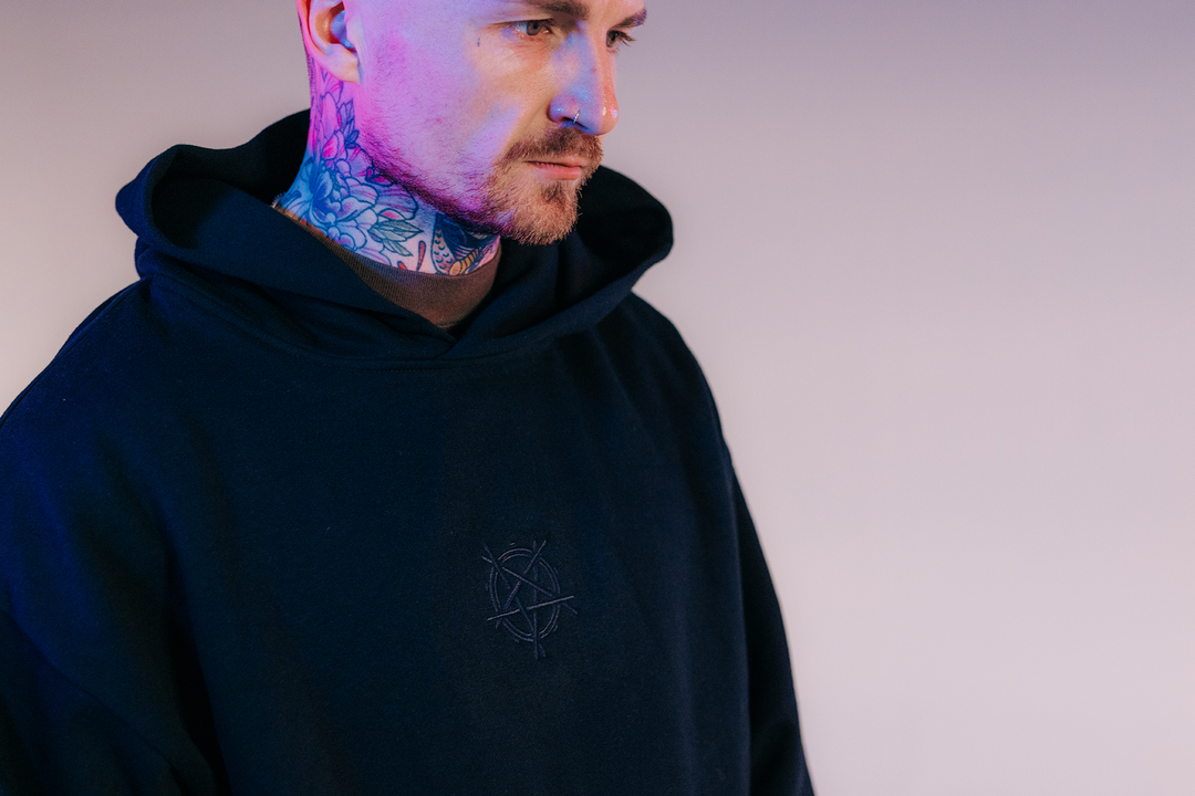 SLAM EMBROIDERED HOOD BLACK